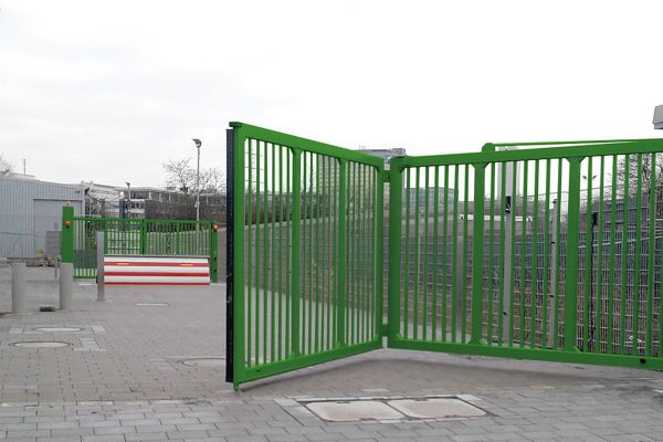 grünes Falttor mit Durchfahrtssperre