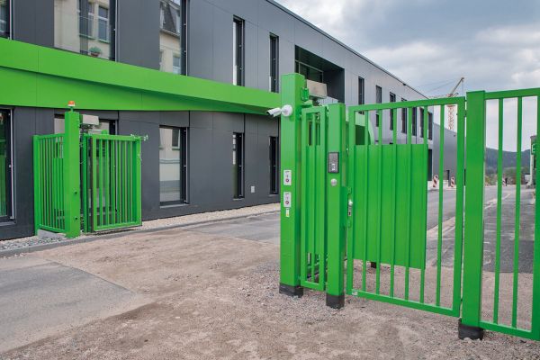 grünes Faltflügeltor mit Kennzeichenerkennung
