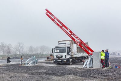 Sicherheitsschranke mit LKW kurz vor einem Crashtest