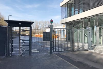 Drehflügeltor mit nebenstehendem Drehkreuz