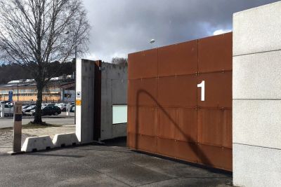 Sonderanfertigung freitragendes Schiebetor mit Vollblechfüllung