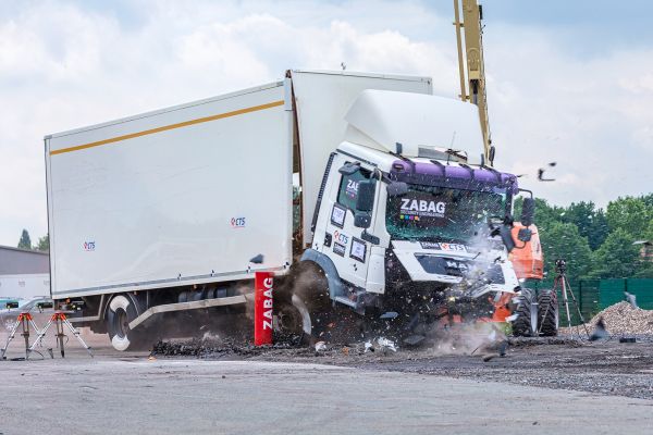truck hits bollard while crashtest
