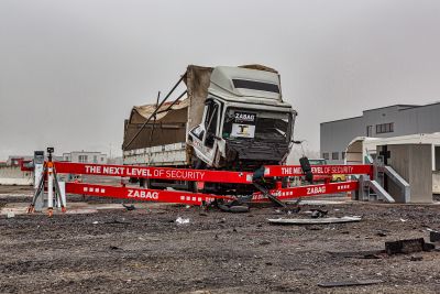 LKW nach Crashtest mit Sicherheitsschranke