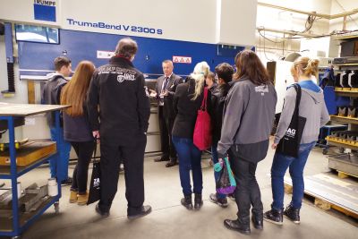 Vorführung einer Abkanntpresse für mehrere Personen