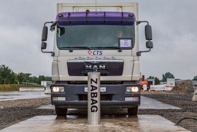Sperrpoller vor LKW