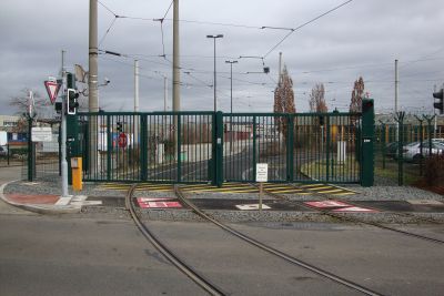 Faltflügeltor auf Durchfahrt für Züge und Bahn