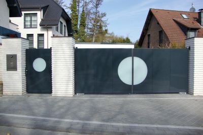 Drehflügeltor mit nebenstehender Tür