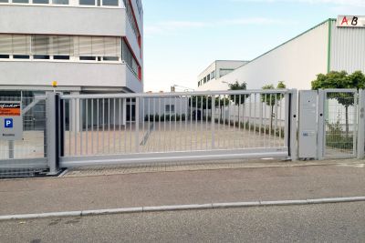 freitragendes Schiebetor mit Gefälleausgleich von Zabag