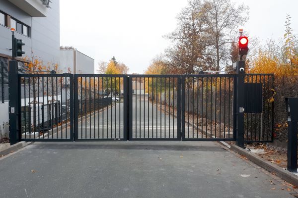 Faltor mit nebenstehender Bediensäule