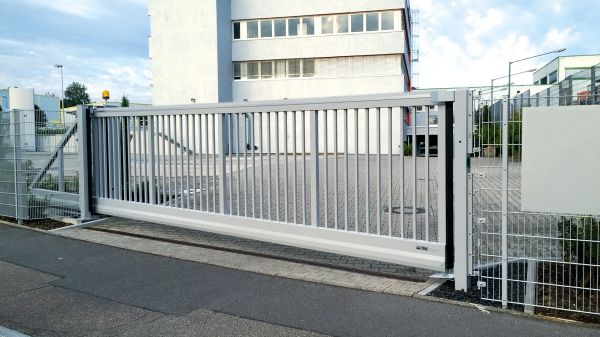 freitragendes Schiebetor aus Aluminium