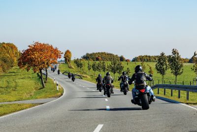 Motorräder auf Landstraße