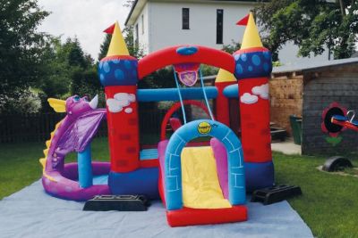 bunte Hüpfburg in Garten