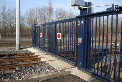 Drehflügeltor auf Bahngleisen