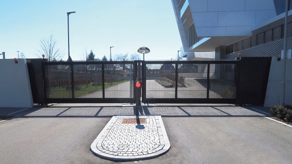 Sonderanfertigung freitragendes Schiebetor