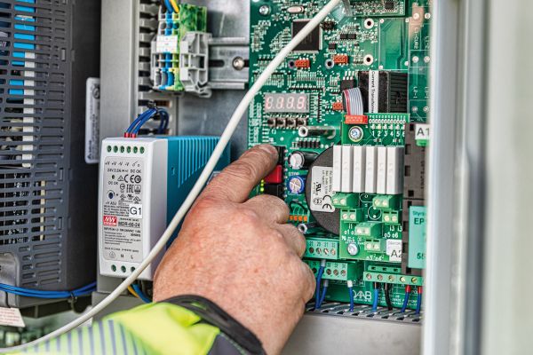 Service an Steuerungseinheit