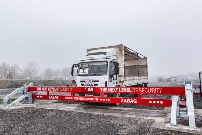 geschlossene Schranke vor LKW