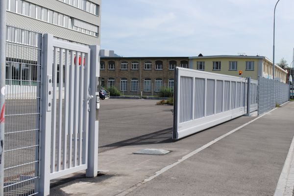 langes freitragendes Schiebetor
