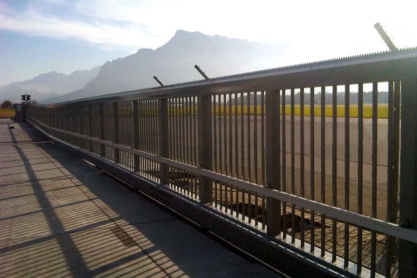 großes Schiebetor mit Laufschiene an einem Flughafen