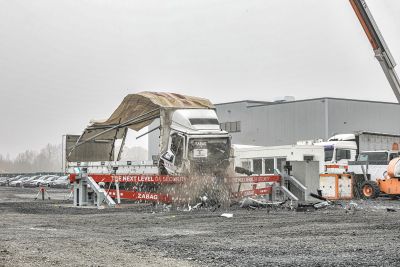 LKW fährt in Sicherheitsschranke
