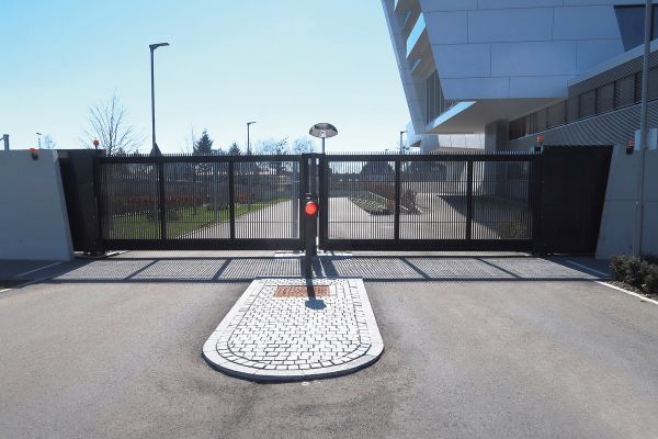 Sonderanfertigung freitragendes Schiebetor