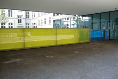 Sonderlösung eines Schiebtores mit farbigen Füllelementen
